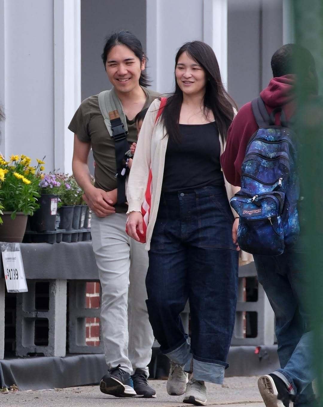 日本皇室近日，小室圭和小室真子带着儿子在纽约街拍世界各国王室“驸马”越来越女性