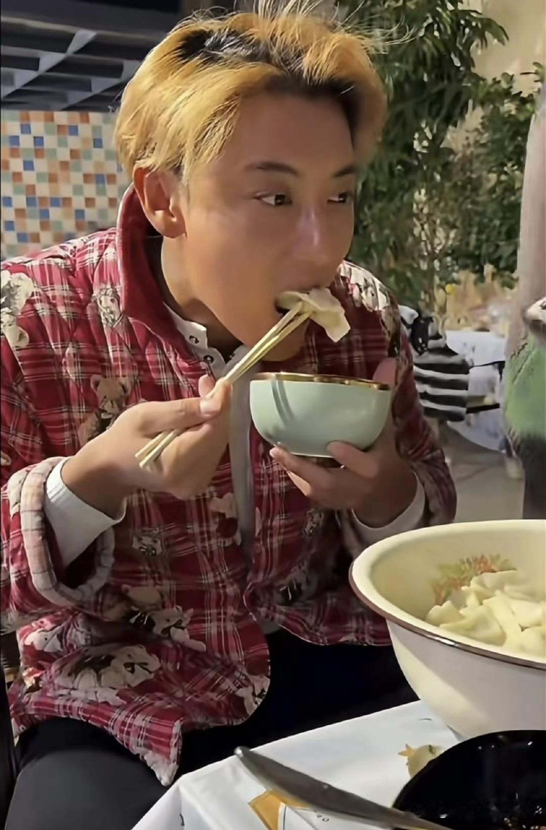 我滴乖乖，黄子韬这造型，原谅我不厚道的笑了，像村里的黄毛！2月23日，网上看到