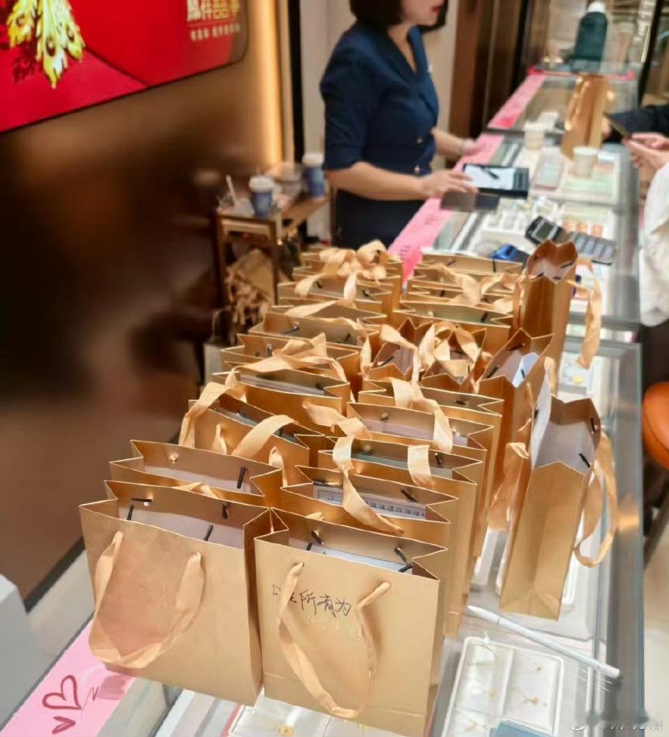 论邓为粉丝的消费力，钻石当白菜买吗？[笑着哭]上海钻石交易所代言人的商业号召力