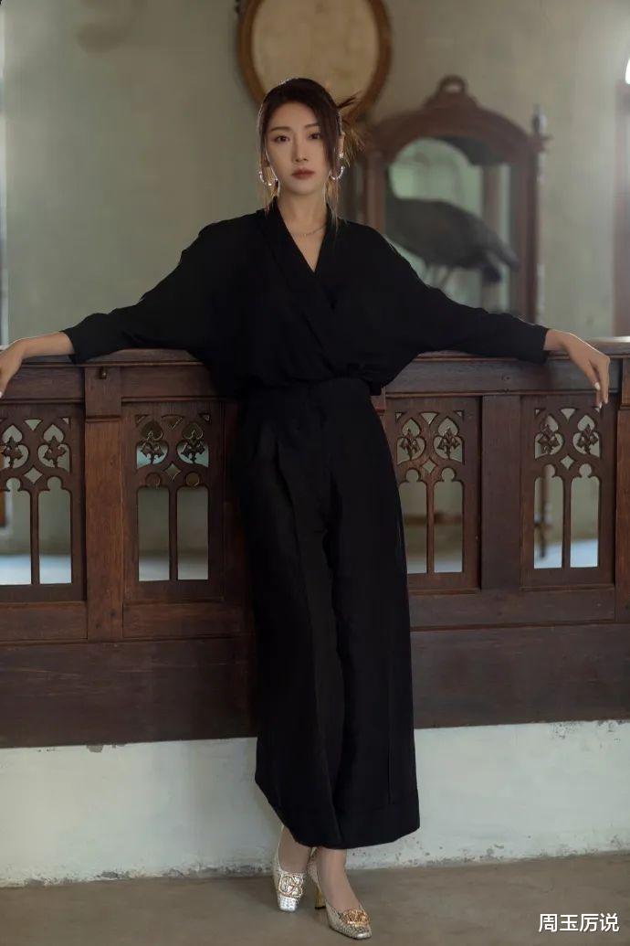 菅纫姿清丽优雅 御姐风范