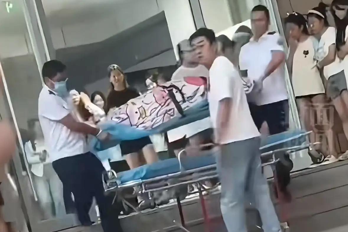 一大二女生在学校宿舍生娃，怀孕几个月了还看不出来吗大二女生在学校生娃，9月份才