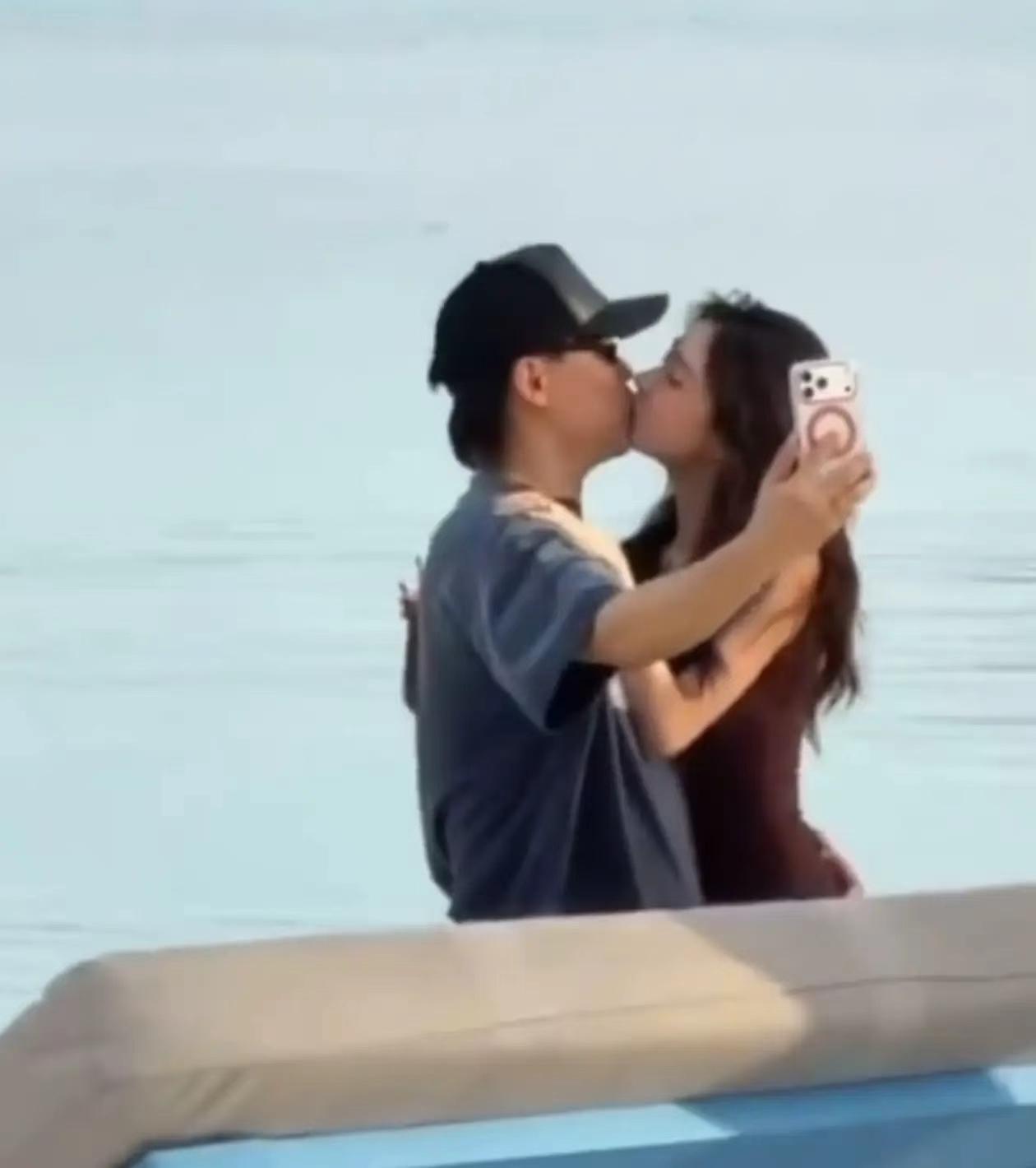 11月20日，胡彦斌与易梦玲的恋情在马尔代夫被网友捕捉，引发热议。近年来，娱