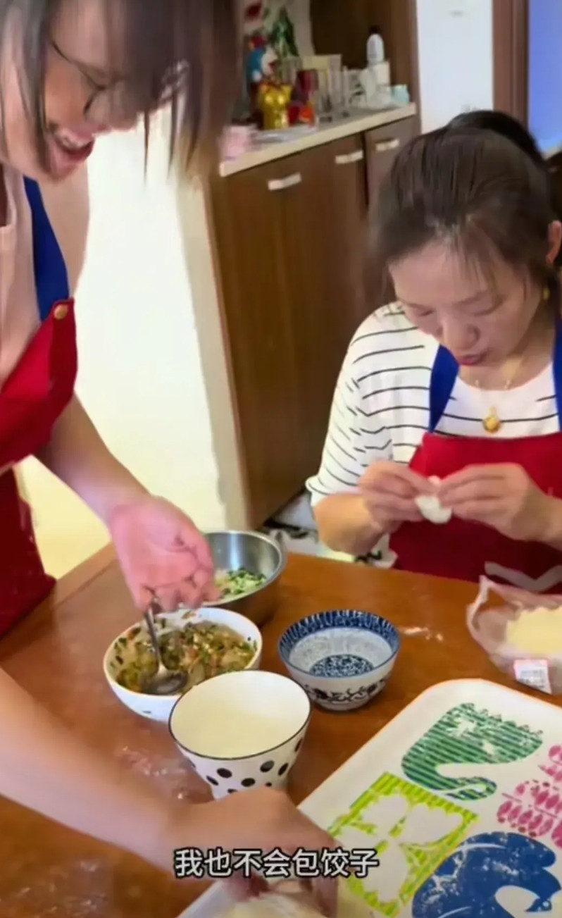 是不是浩男端午节要回家啦？我们都知道北方人一般比较喜欢吃饺子，看着许妈和大妹在像