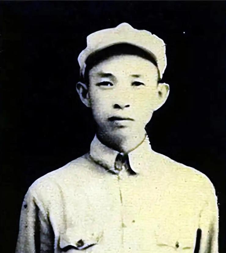 1943年的一天，侦察员慌慌张张向新四军旅长王必成报告：“不好了，我在大街上看到