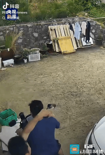 “上央视新闻了！”湖南，小伙在陌生村民屋檐下躲雨，见屋主辣椒晒在外面赶紧跑出去收