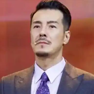父亲是央视领导，他却偏不当关系户，娶二婚妻子，46岁才走红，这个男人叫于鹏，后来