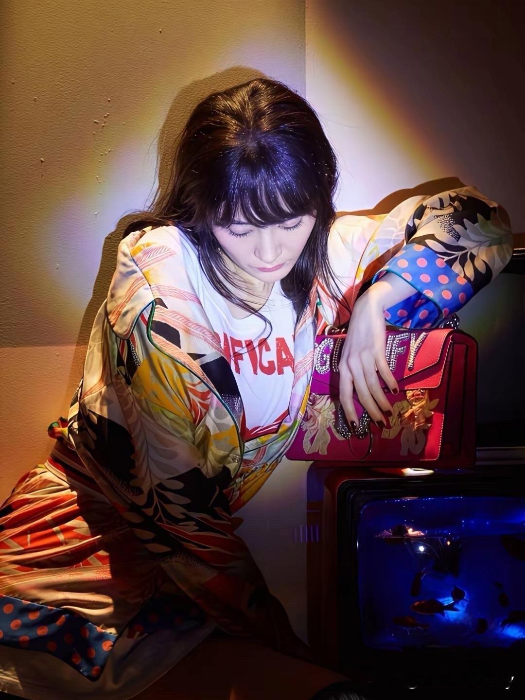 杨幂早年为Gucci拍摄的一组时尚大片，整体造型充满复古又个性的混搭感。