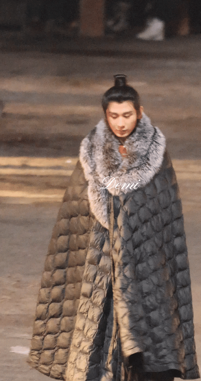 雪中飞给成毅定制了一件羽绒大氅，好有心啊。能不能出个类似款啊，这个好实用，我们以