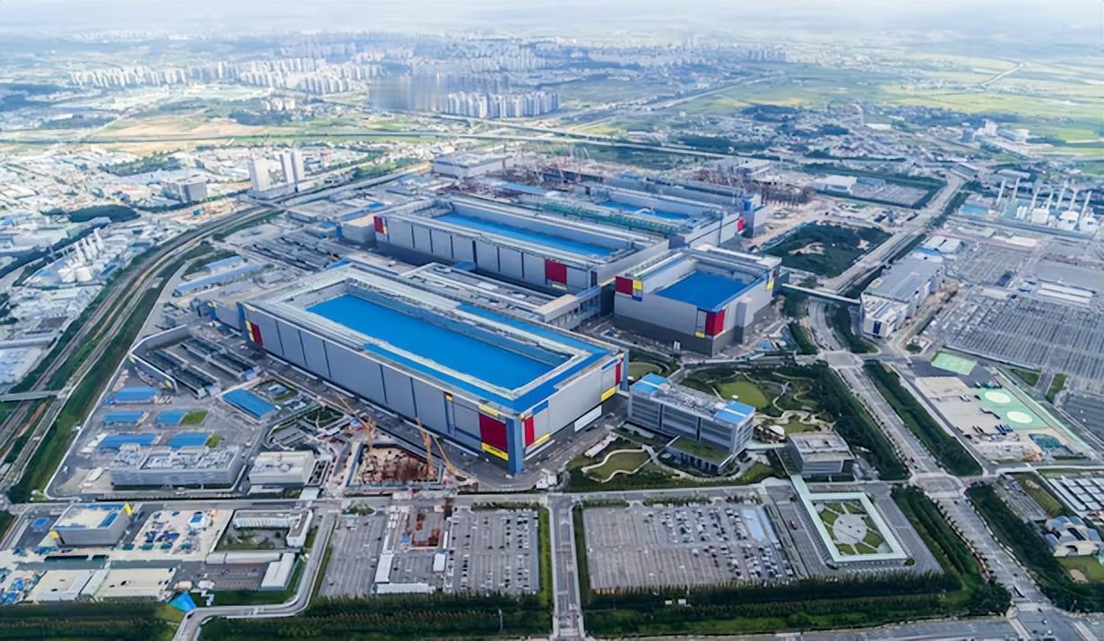 提醒你注意一个国家：在芯片、造船、军工甚至汽车的全线爆发下，韩国今年的年出口额很