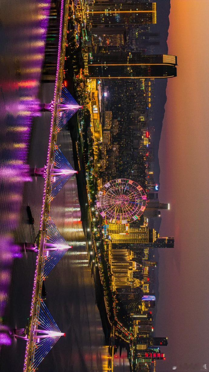 【南昌的浪漫江滩占一半】南昌的夏日即将来临，落日把江面染成橘子汽水的颜色。江风裹