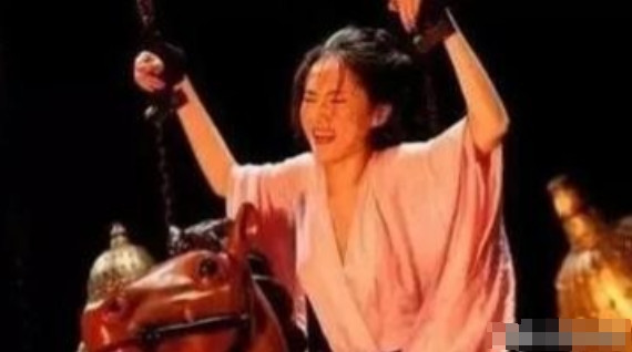 1420年，朱棣将3000宫女处刑。行刑时，他亲临现场。一位宫女熬不住刑，对其破
