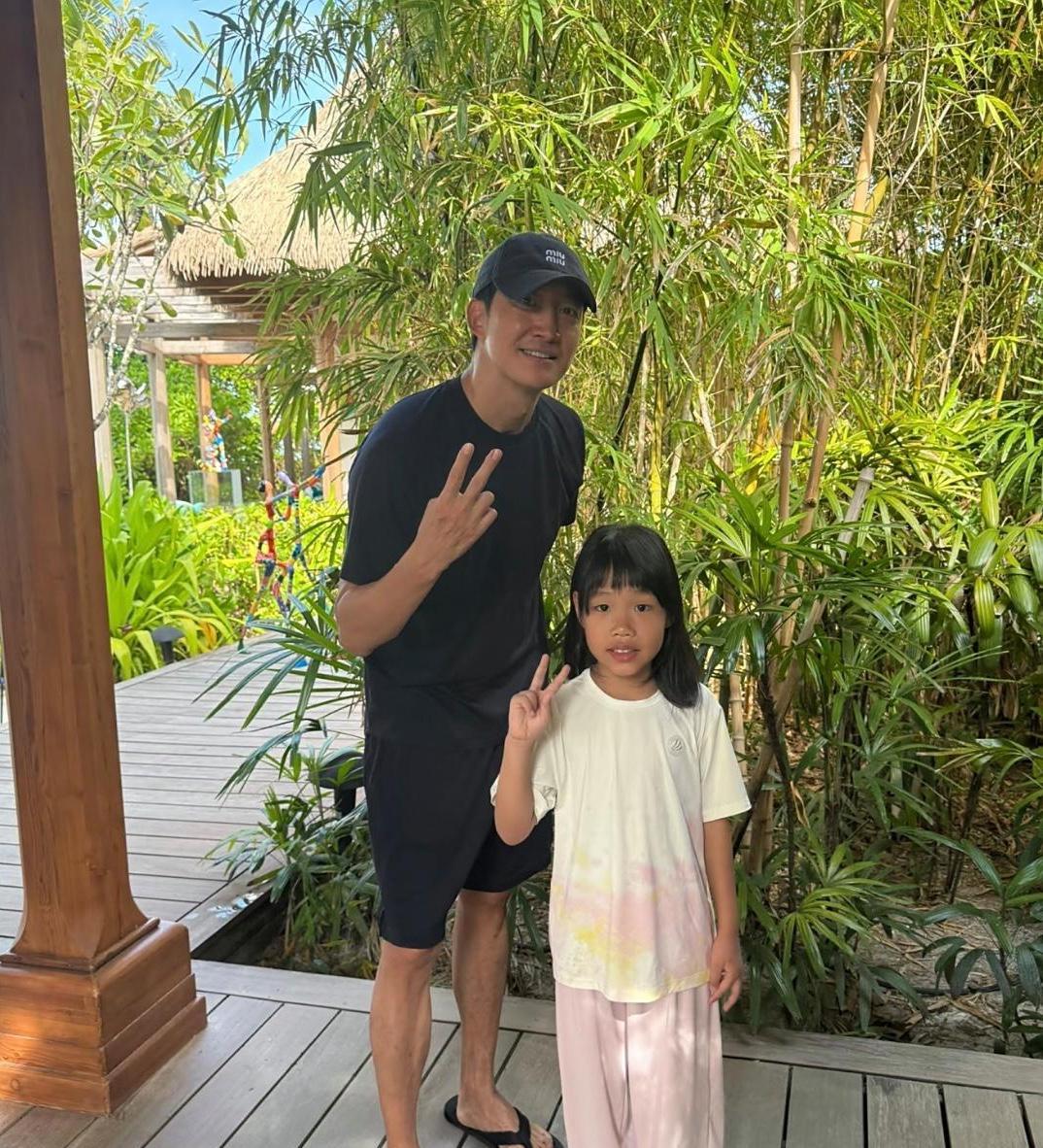 47岁王阳在马尔代夫旅游被偶遇，他的身材真好，两条腿好细，不愧是“叔圈天菜”，比