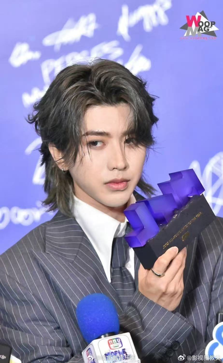 蔡徐坤帅成啥了颜值从未掉线！黑色条纹西装彰显格调，帆布鞋注入少年活力，泰媒镜头