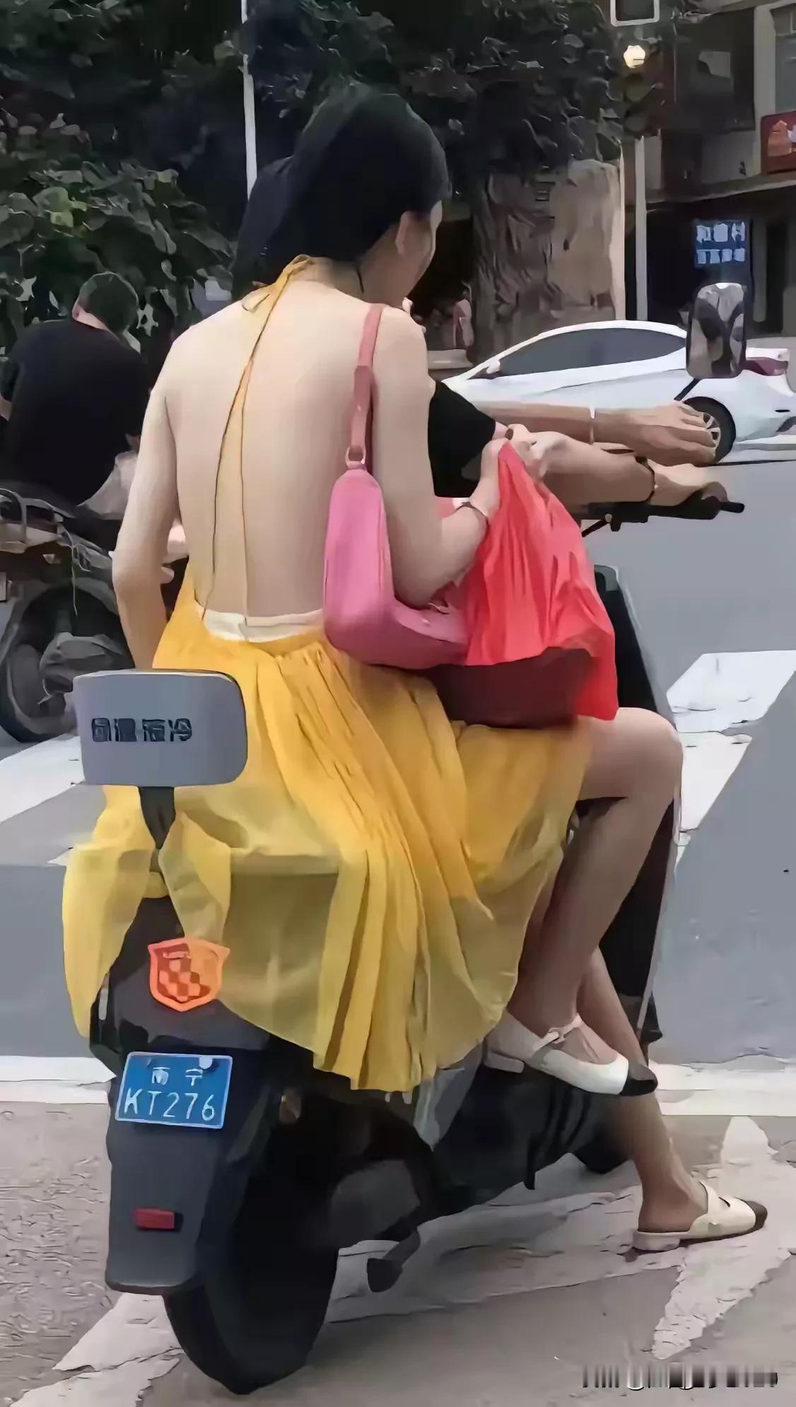 最近南宁的天气热得要死，仿佛到了夏天，不知道到了真正的夏天，姑娘们该穿什么衣服出