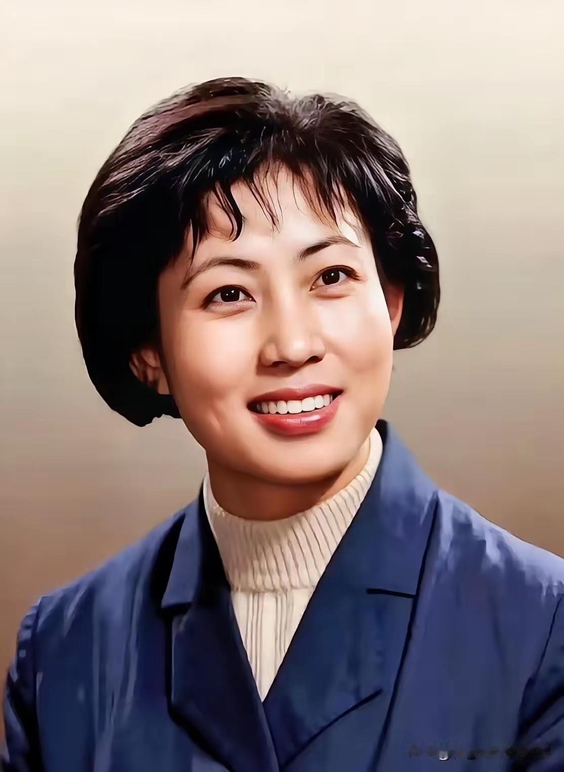 她这一生，太苦了。年轻时红遍全国，晚年却只剩一人。丈夫走了20多年，她一个人