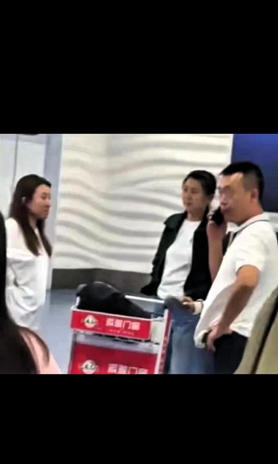 蔫了吧！有人拍到闫学晶露面于三亚，这是事件以后第一次露面，表情也蔫了！也不气傲