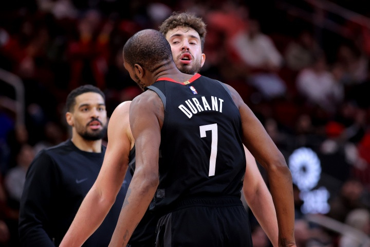 乌度卡在前一场火箭不敌黄蜂队比赛之后特意批评了申京，认为他不应该把得分看得太重，