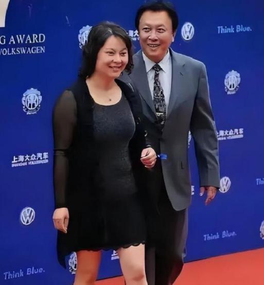 老戏骨唐国强的女儿唐莉，如今已经四十三岁。谁也不曾料到，身为星二代，本可以拥有光