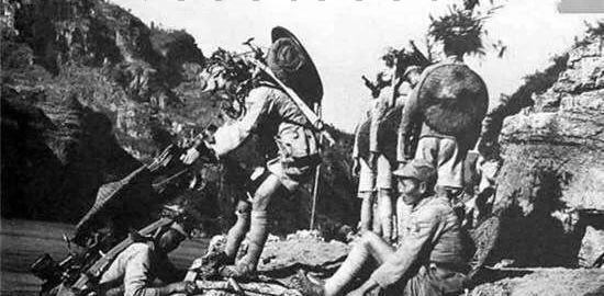 1937年10月，一支奉命前往淞沪战场支援的川军，拿着钱在南京的街头买胶鞋、吃卤