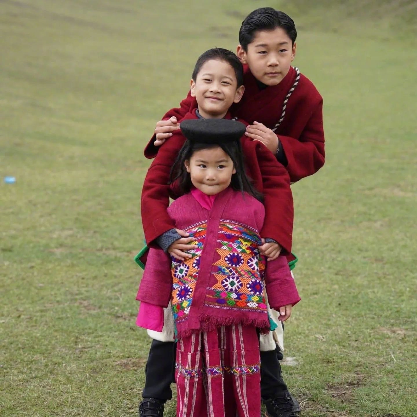 不丹国王与王后携两个王子一个公主现身塔希冈梅拉克谢特米（Sheytemi）的第二