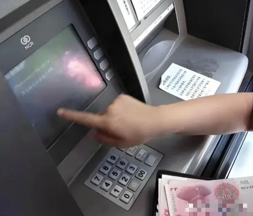 打脸来的这么快！浙江杭州，女子去ATM机存约三万现金，存完一对账，发现账户里只存入18300元，还有