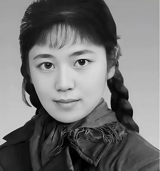 1977年，知青们即将结束上山下乡的生活，于文娟敲响了男友家的门，她含泪脱下外衣