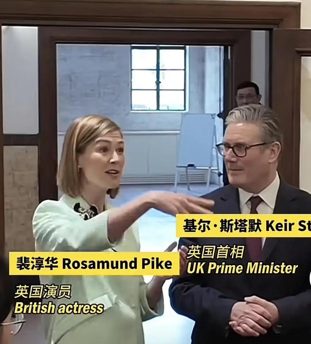 看多了那些穿龙袍、走红毯，说几句蹩脚中文的洋明星，就觉得没意思那不是尊重，那是