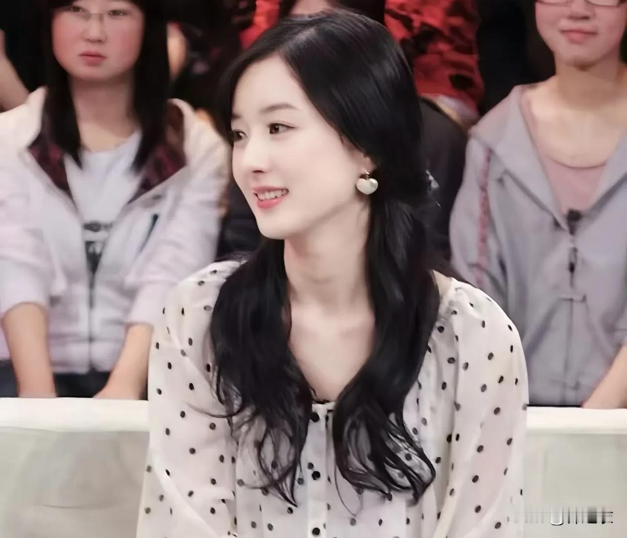 赵丽颖长得太精致了，头小脸小，皮肤白皙，身材高瘦，而且她拍戏时哪怕是哭和大笑都不