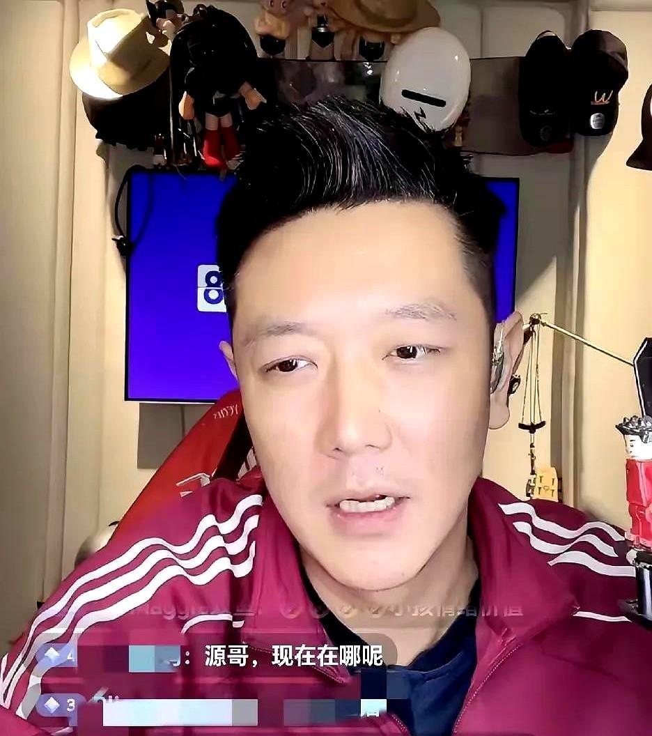 他不是在演戏，是在活着。当年《天天向上》的台柱子，现在深夜开着车，等红灯时刷着