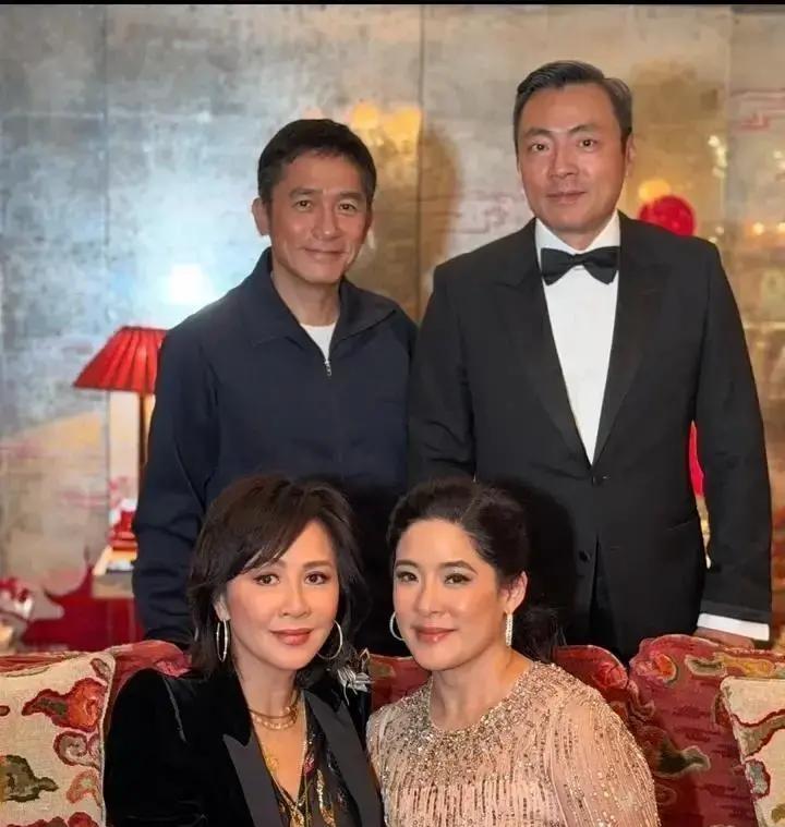 王菲跨年穿睡衣出门，刘嘉玲的派对撕开了明星最后的面具。你看梁朝伟缩在朋友堆里笑