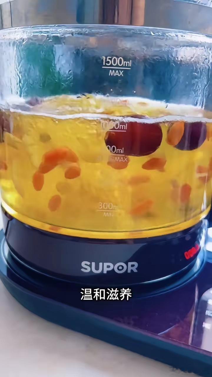 黄芪党参润燥茶养生汤水。秋天的第一杯茶请收好，补气润燥，强免疫，一杯双补，温和滋