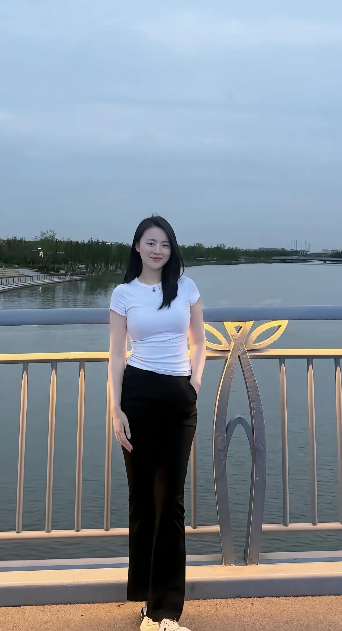 幻境再美终是梦，珍惜眼前始为真。