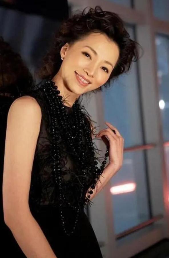 🌞2013年，40岁的董卿执意嫁给35岁的百亿富豪密春雷，董母劝阻