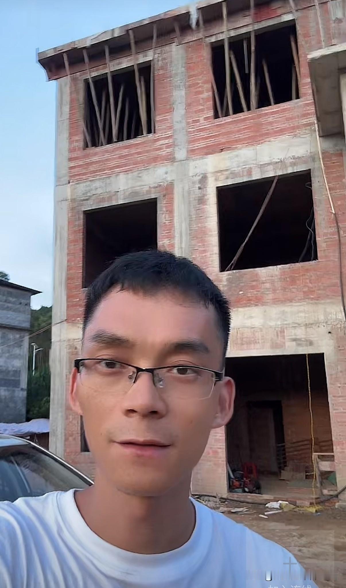 直播当中，他带着网友参观刚刚落成的新房。楼房一共三层，一层、三层归唐尚珺，二层属