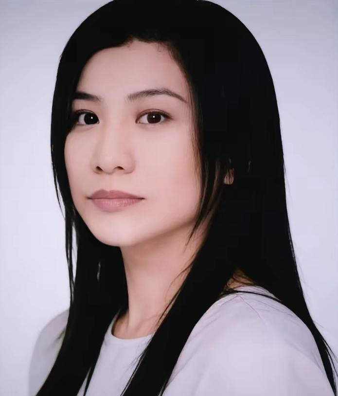 这个女人叫祁春艳，是一个寡妇，凭着出色的容貌，她傍上了一个亿万富翁。为了能彻底控