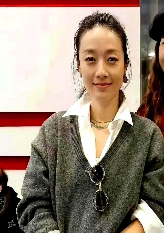 别信女明星的松弛感，那都是钱堆的。你以为马伊琍那是随意穿搭，一件宽松毛衣价格