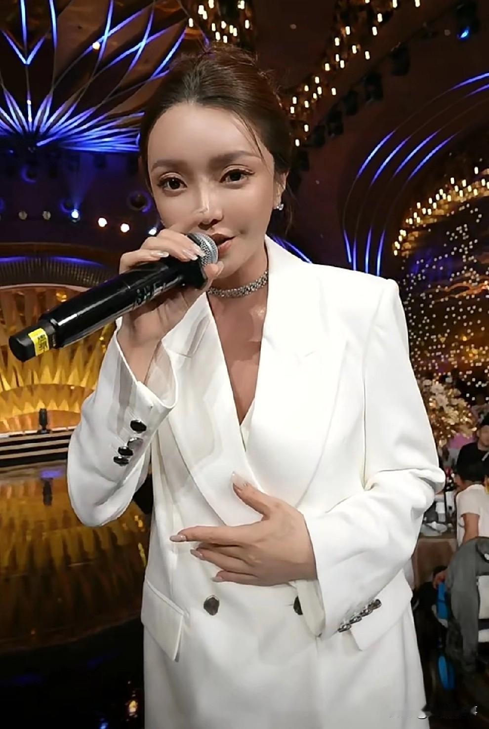 T佑回应崔阿扎和陈先生28号首秀撞点，他们是全品类，我媳妇是美妆类垂直，卖一两百