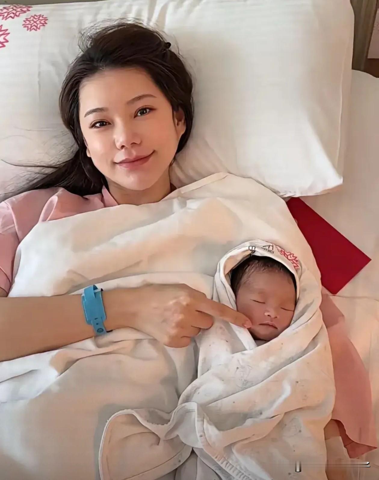 马筱梅初七顺利生下1名男婴！还有个挺有意思的事，当初马筱梅和前夫郑扬融结婚5