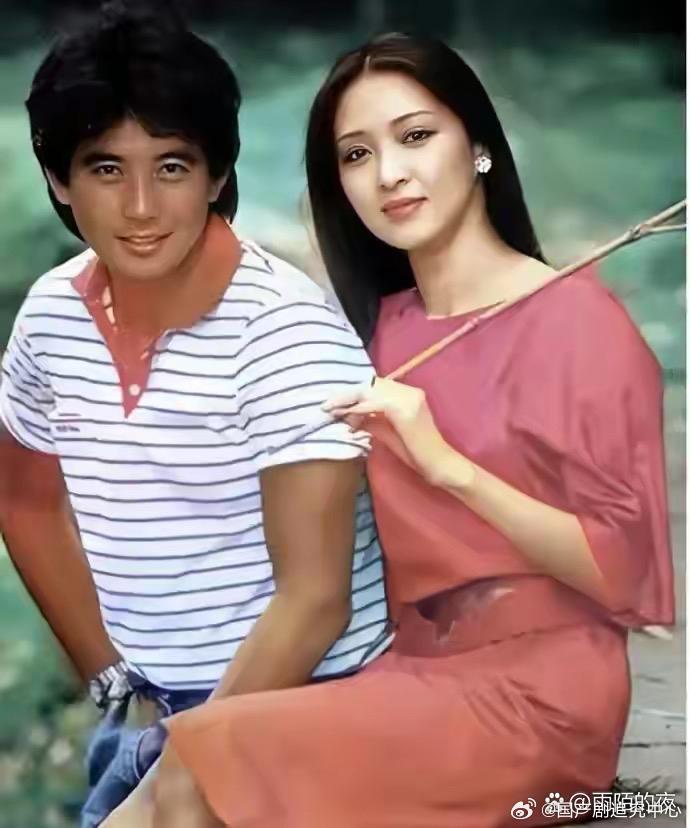 这是秦汉和胡因梦年轻时的一张留影老照片，拍摄于1977年