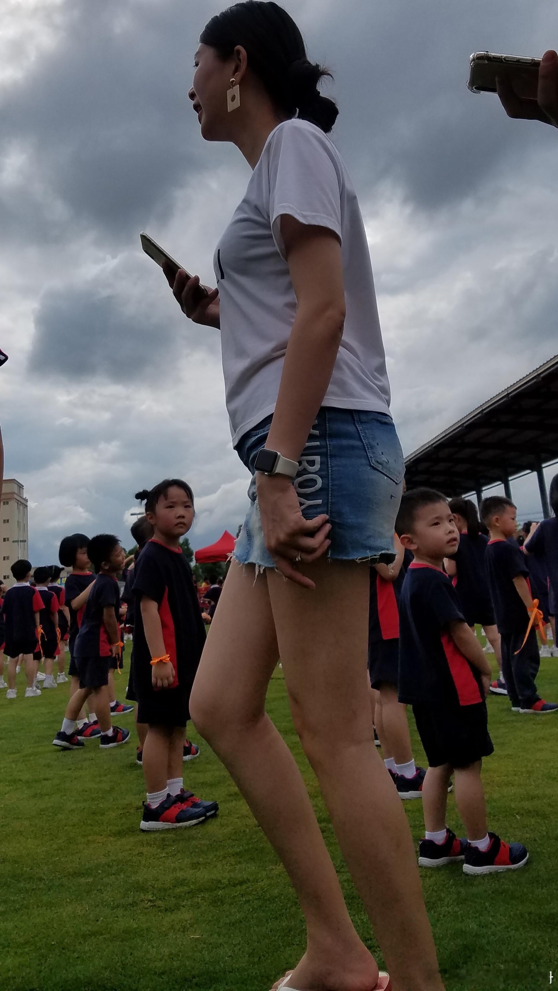 亲子运动会场的宝妈时尚穿搭​​​