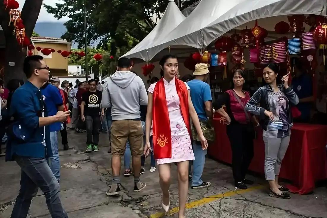 委内瑞拉有20万中国人。但最让人震撼、也最细思极恐的一点是：这20万人里，足足9