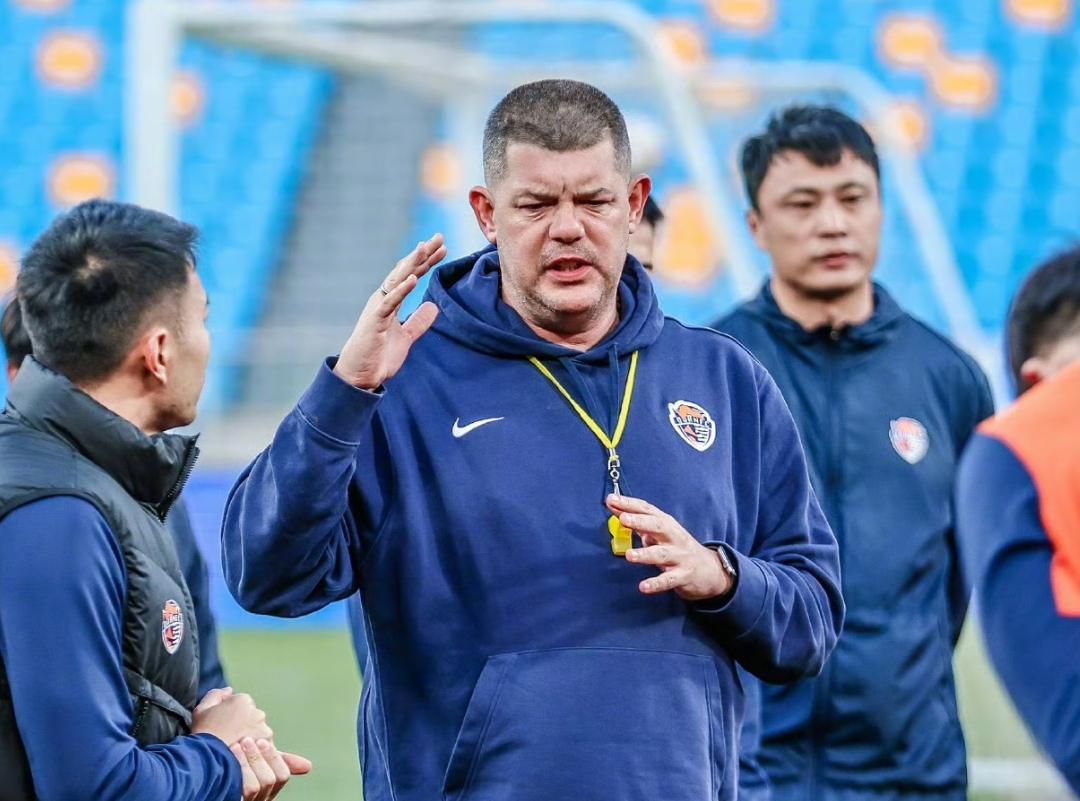 过年了，青岛海牛4-1山东泰山，一场干净利落和让球迷扬眉吐气的大胜，而胜利带来的