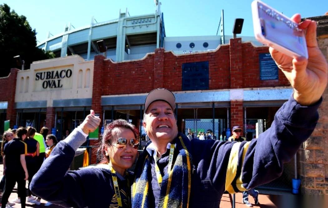 我跟你说个事儿，你听了别懵。有帮阿姨，在国内拿着体制内上万的退休金，同时，还在