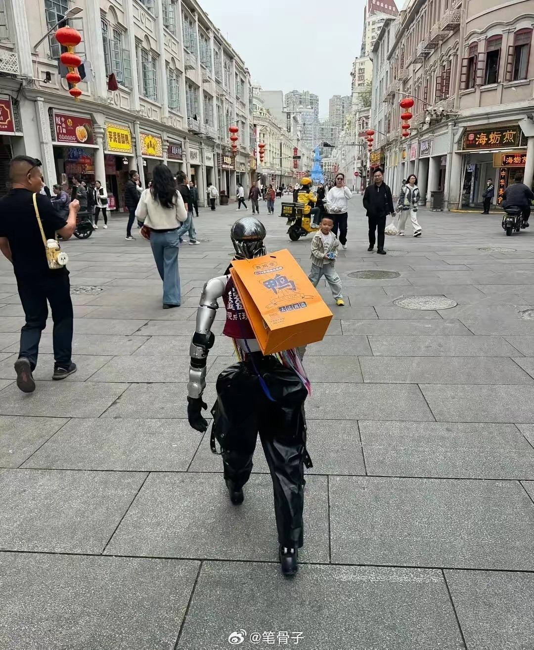 机器人开始送外卖了，大家知道这是哪里吗？