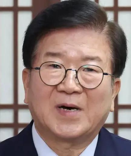 李在明当了总统，重点是整垮尹锡悦夫妇，再没一点本事，他的日子不会好过。民众觉得