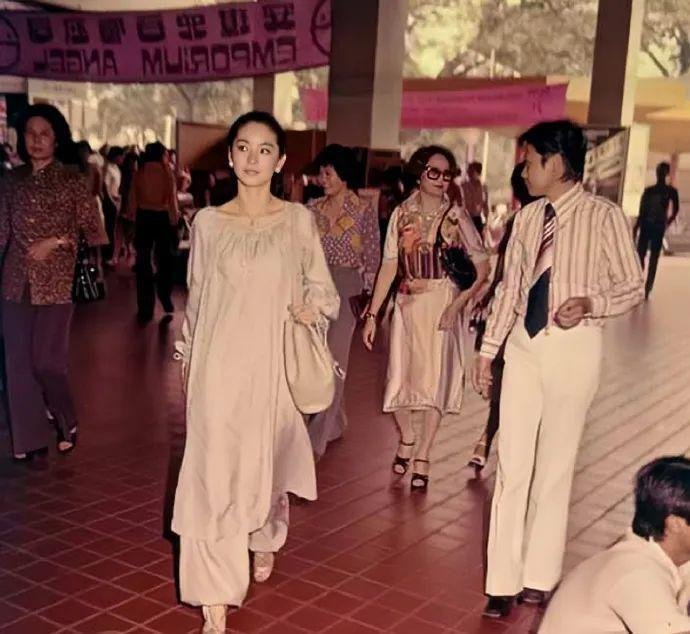 颜值担当，天然美女林青霞1977年与母亲出游马来西亚，确实倾国倾城！有种富家千金