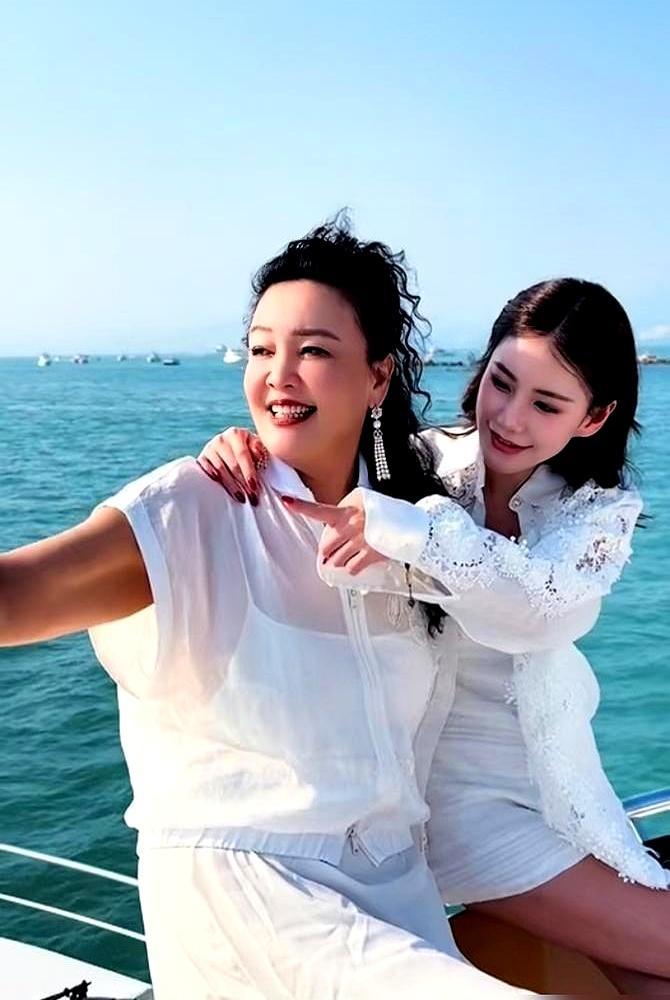 刚生下亲骨肉，她醒来第一句话问的却是继子女。马筱梅顺产仅用十五分钟。推回病