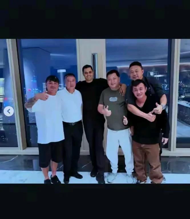 老友相见，曾经一条战壕里，并肩作战的岁月令人难忘，回忆起来幸福满满，老友如陈酿，