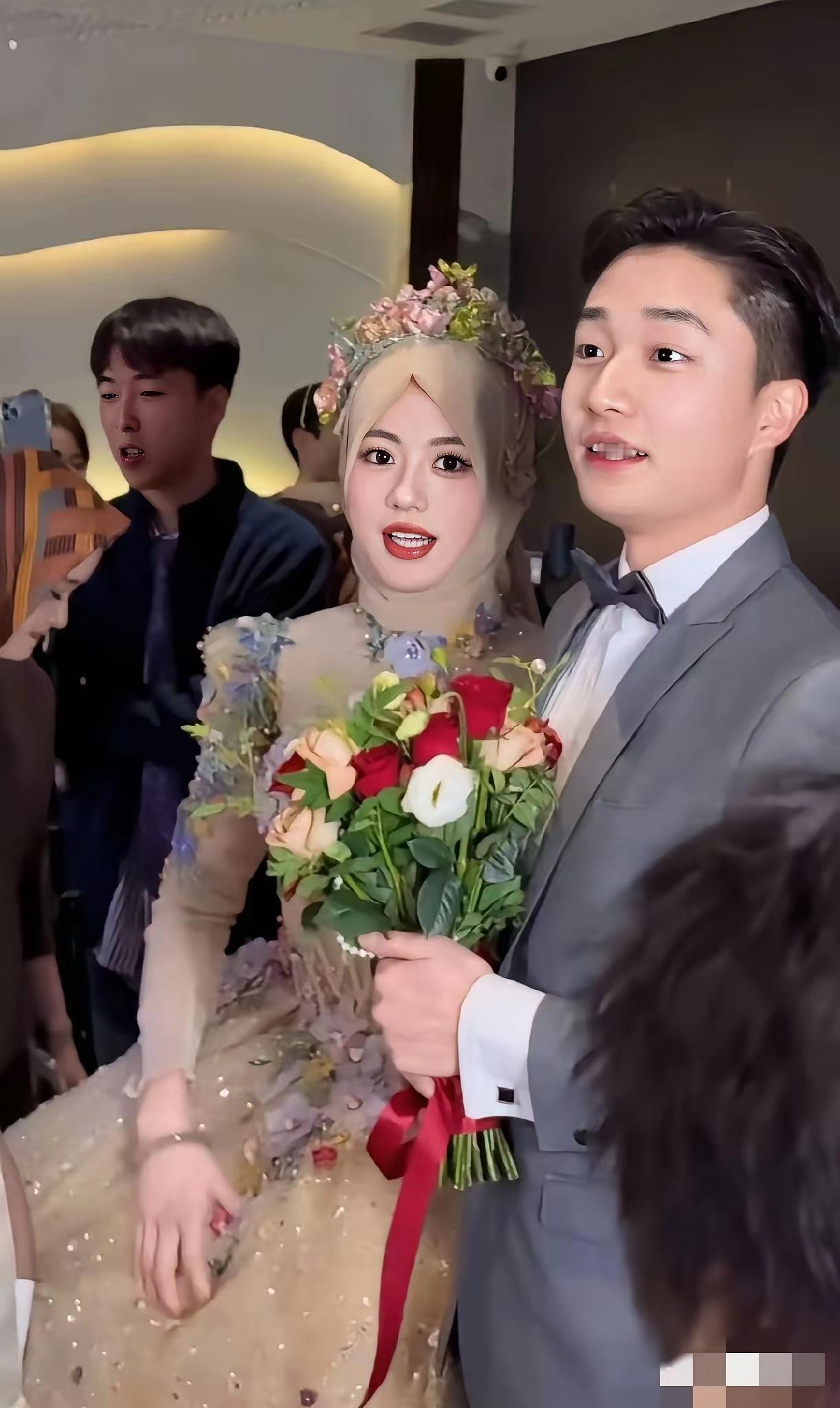 这个是回族的新娘吗？实在是太漂亮了，第一次见这种淡黄色的婚纱，原来也这么好看，但