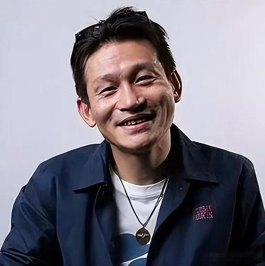 我被《沉默的荣耀》里余皑磊扮演的谷正文彻底征服了！就看这张照片吧，虽然他在笑，